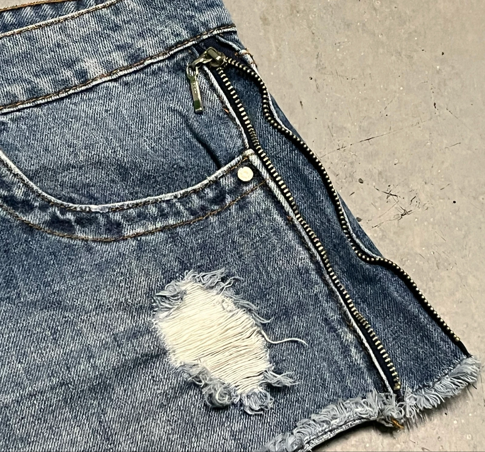 Shorts vaqueros cremalleras laterales  – photo 3